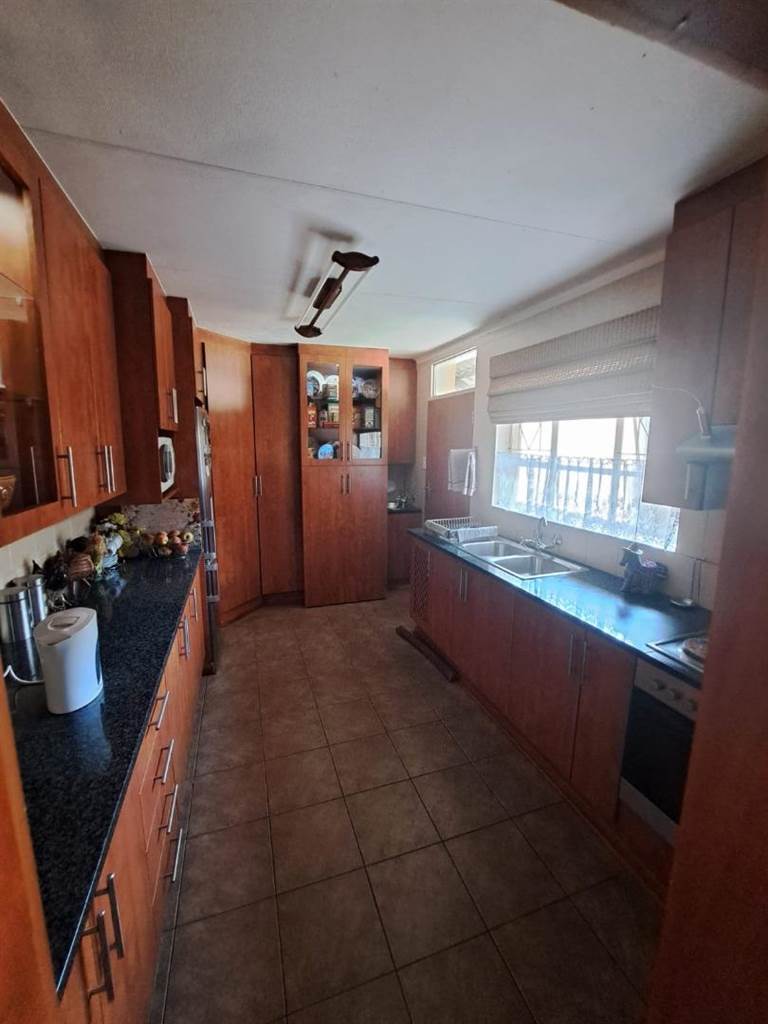 3 Bed House in Secunda Central photo number 10