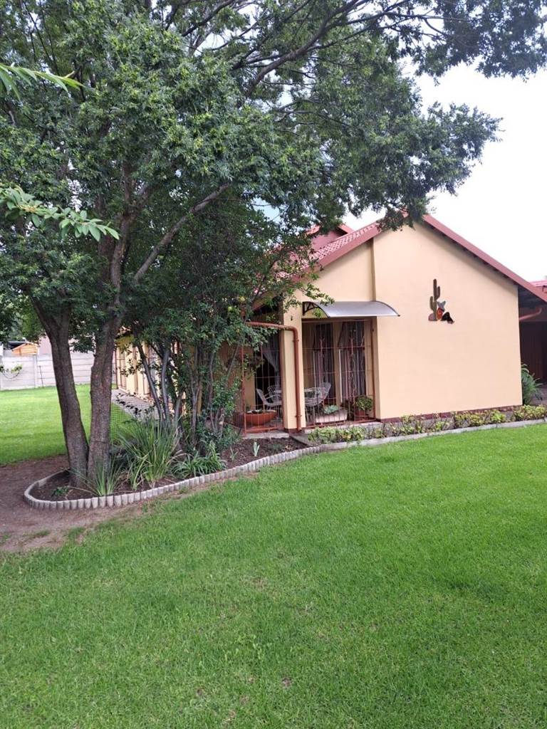 3 Bed House in Secunda Central photo number 3