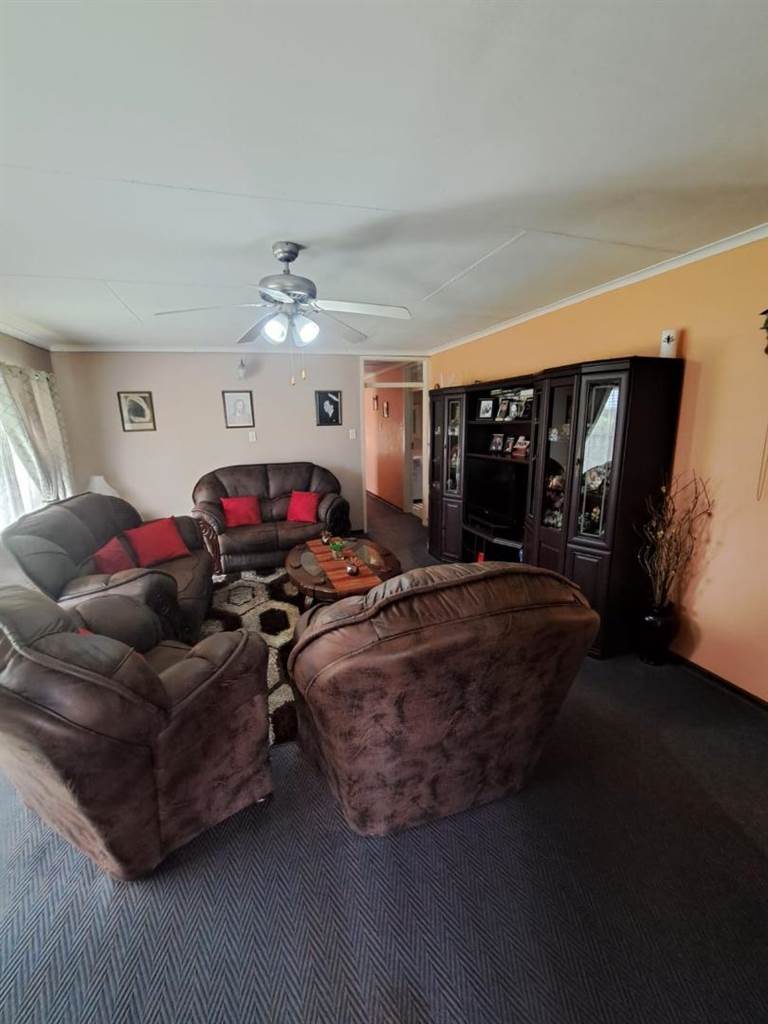 3 Bed House in Secunda Central photo number 7