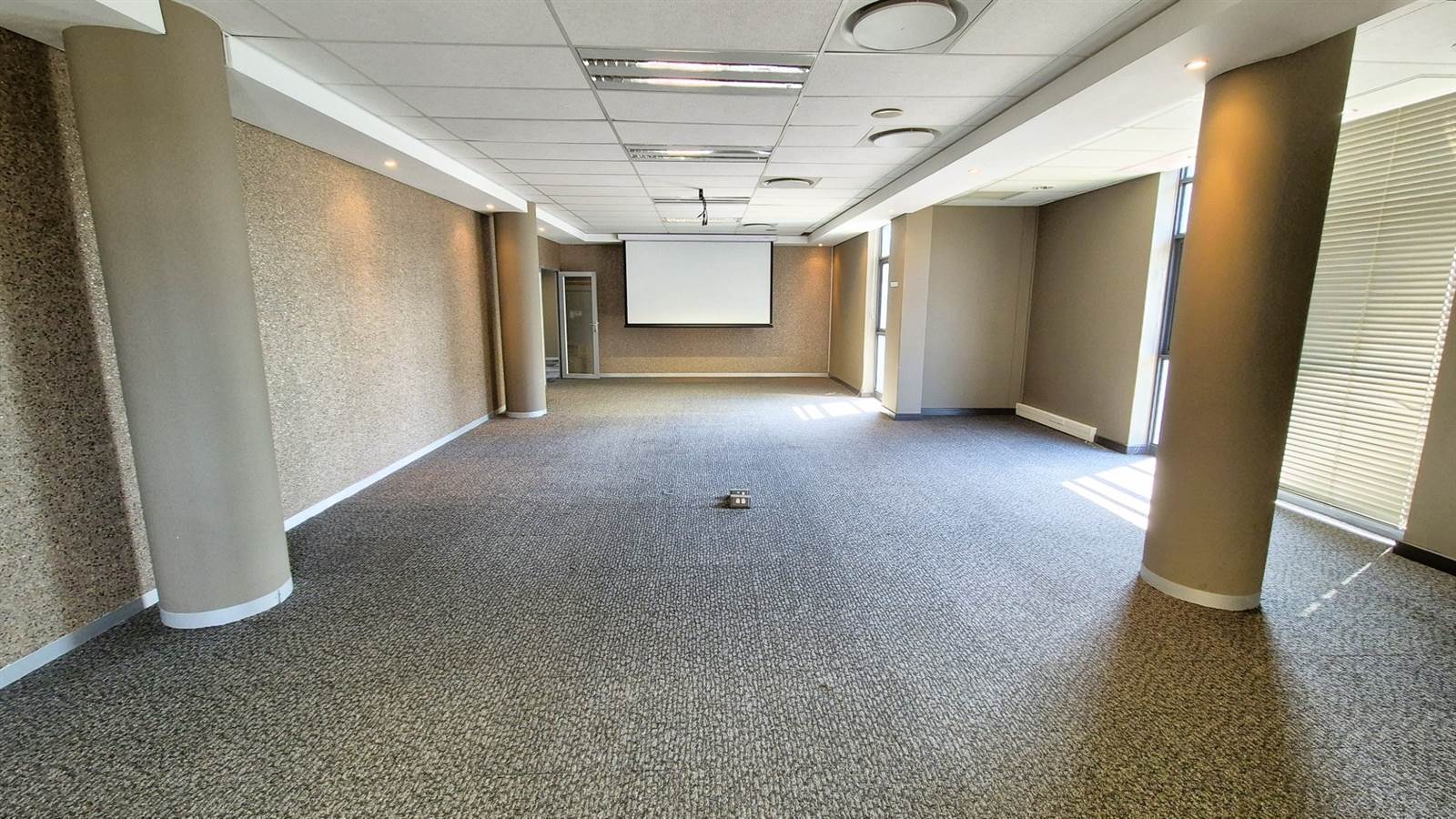 518  m² Office Space in Menlyn photo number 8
