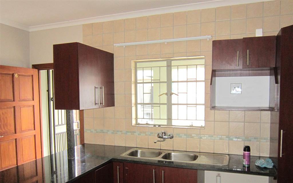 3 Bed Apartment in Waterval East photo number 9
