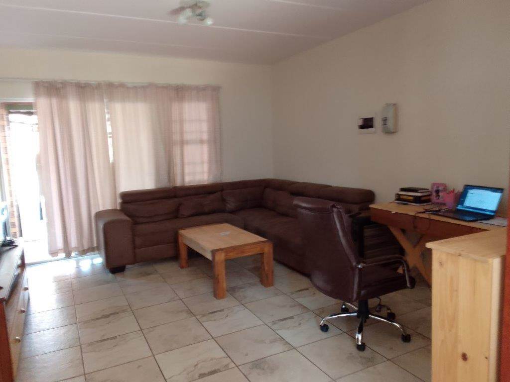 3 Bed Apartment in Waterval East photo number 3