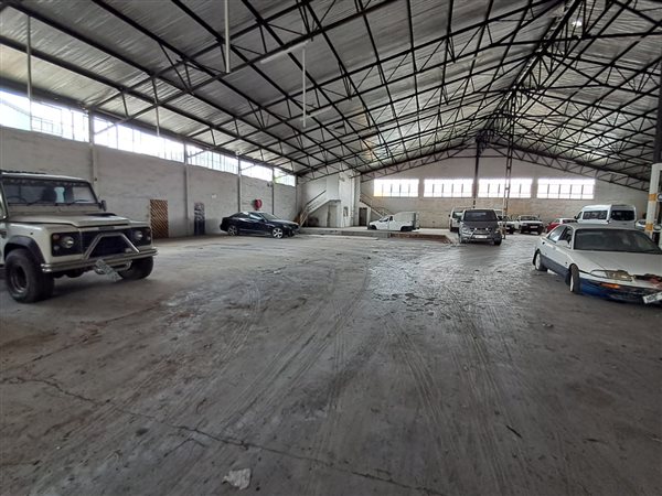 2 100  m² Commercial space