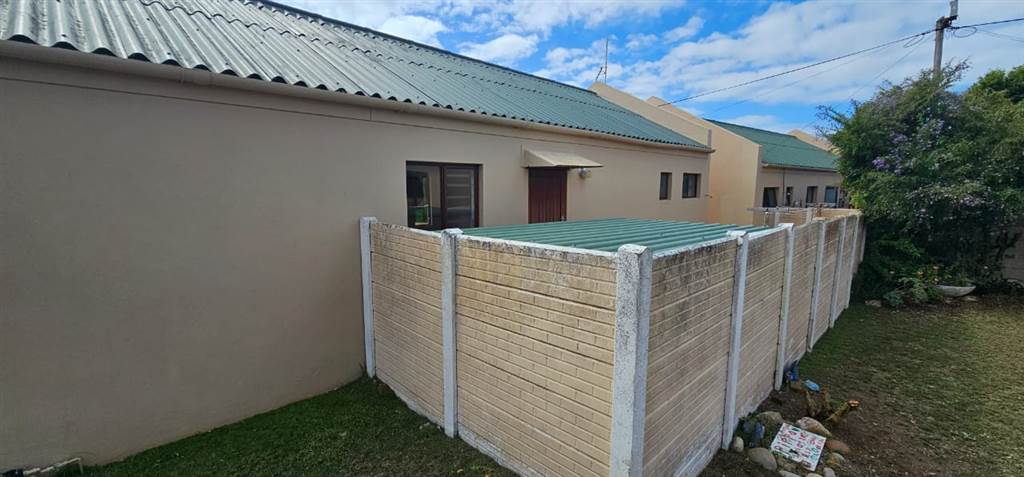 2 Bed Townhouse in Stilbaai photo number 11