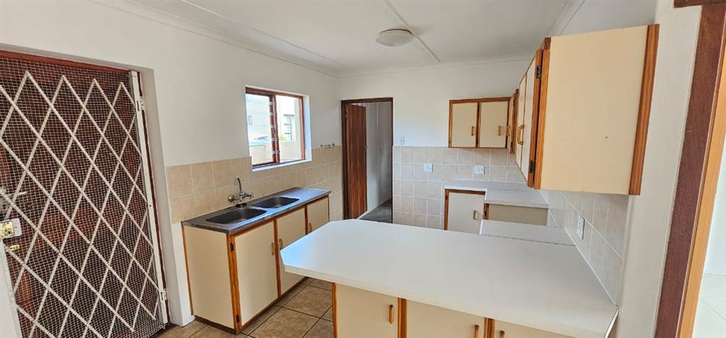 2 Bed Townhouse in Stilbaai photo number 7