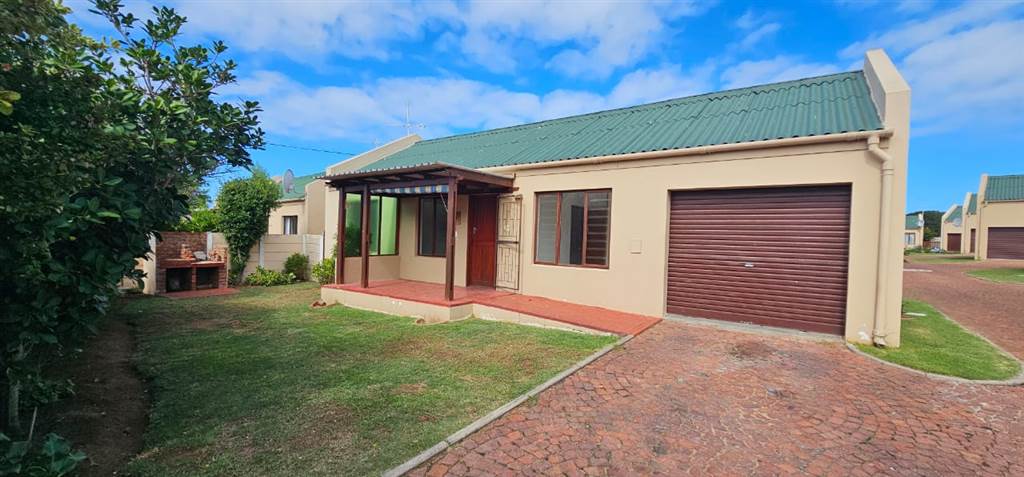 2 Bed Townhouse in Stilbaai photo number 1