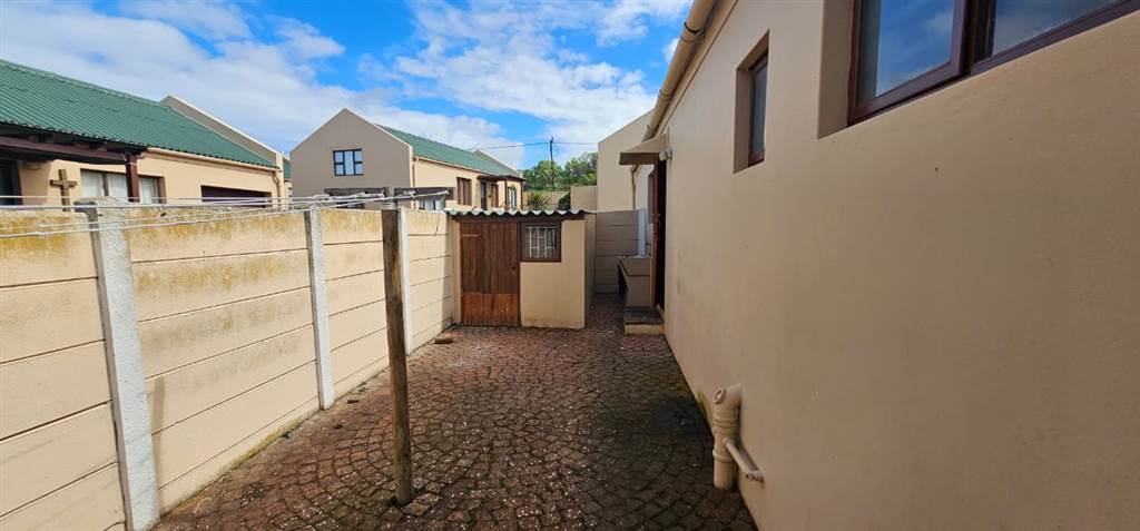 2 Bed Townhouse in Stilbaai photo number 14