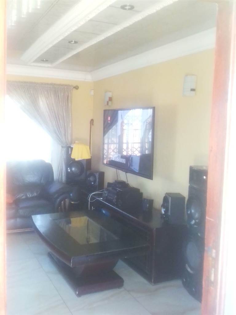 2 Bed House in Lethlabile photo number 9