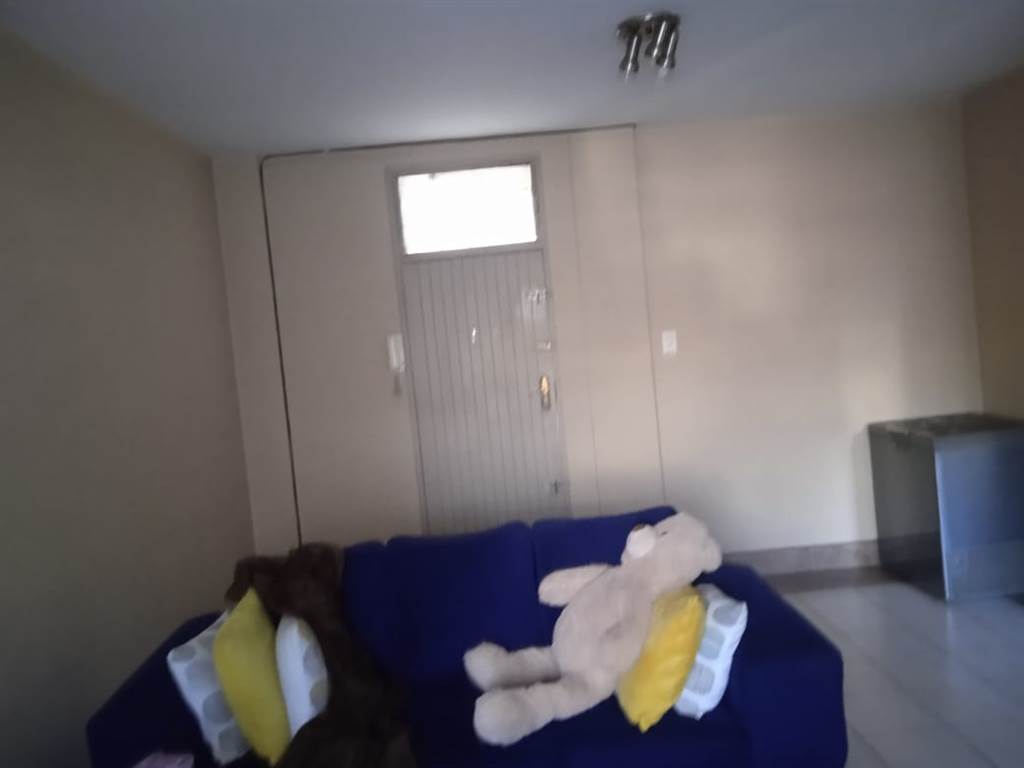 2 Bed Apartment in Rosettenville photo number 8