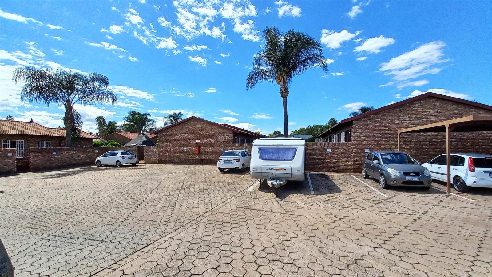 2 Bed Townhouse in Rooihuiskraal North photo number 19