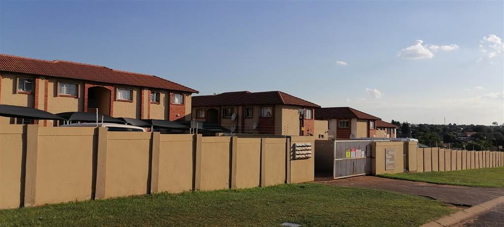 2 Bed Apartment in Rensburg photo number 17