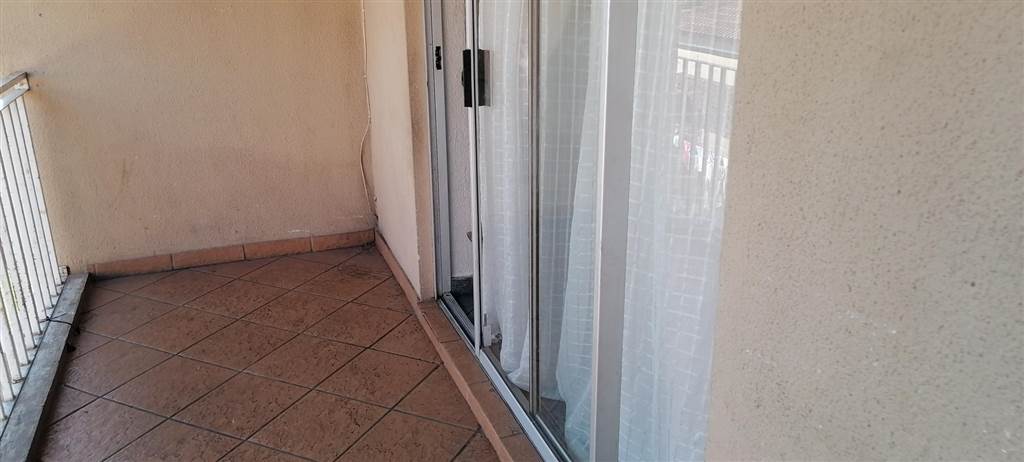 2 Bed Apartment in Rensburg photo number 15