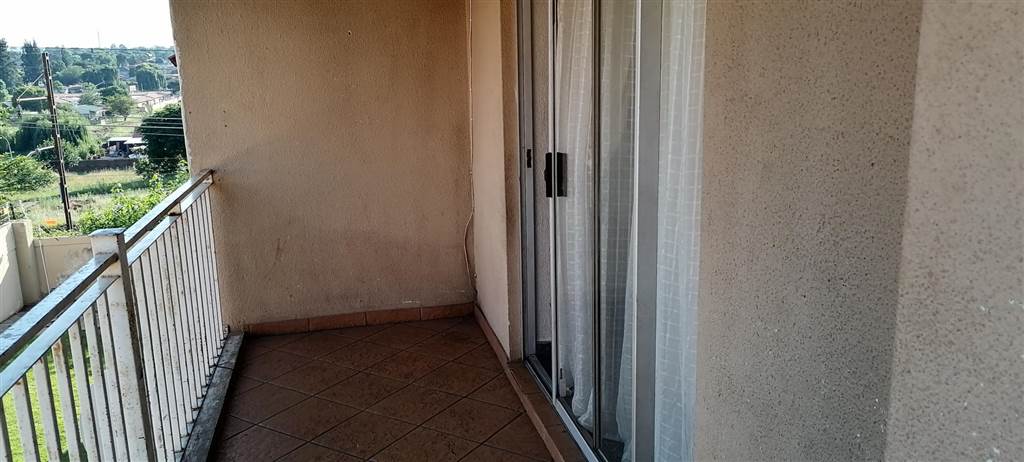 2 Bed Apartment in Rensburg photo number 16