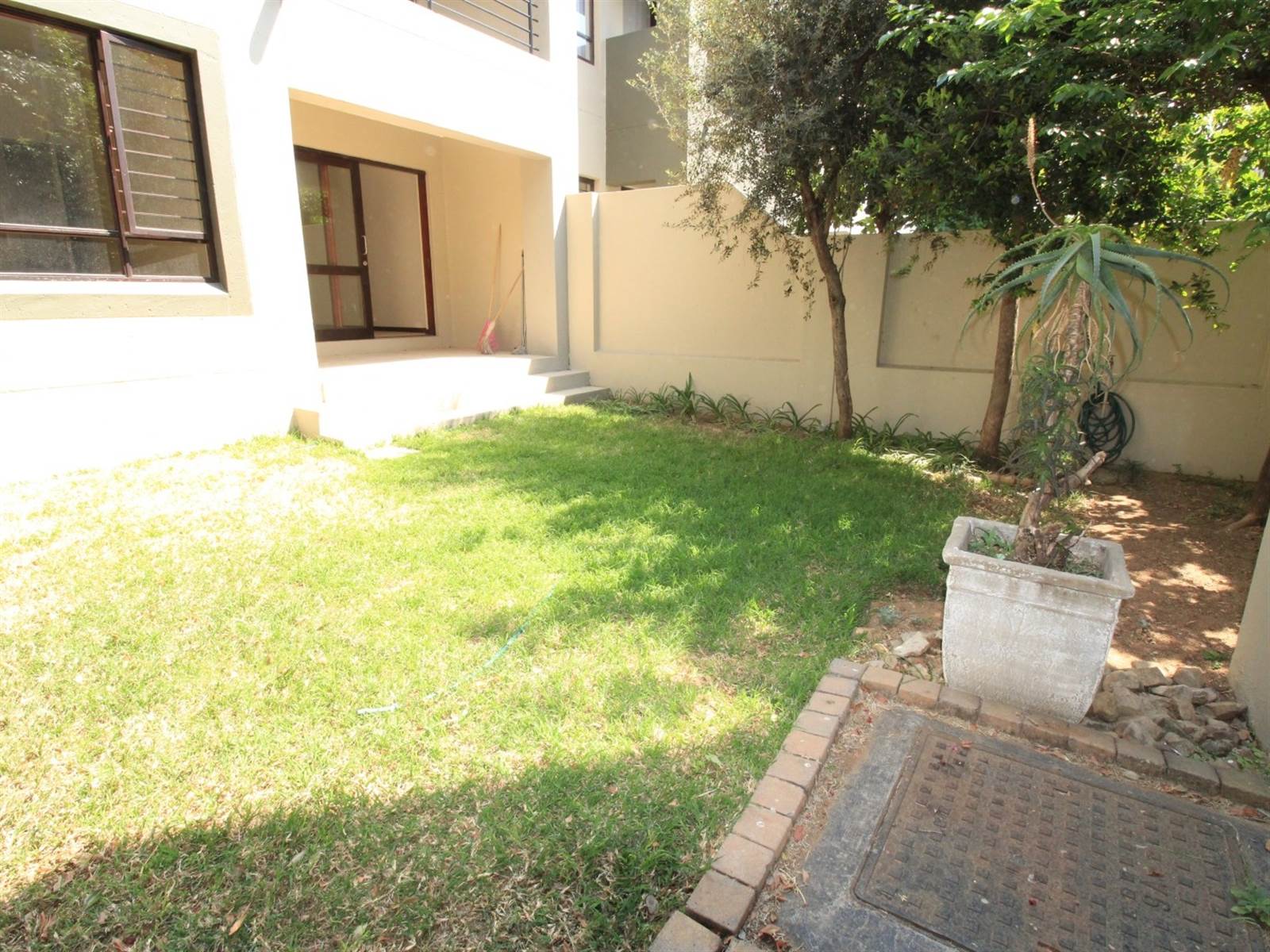 2 Bed Apartment in Lonehill photo number 9