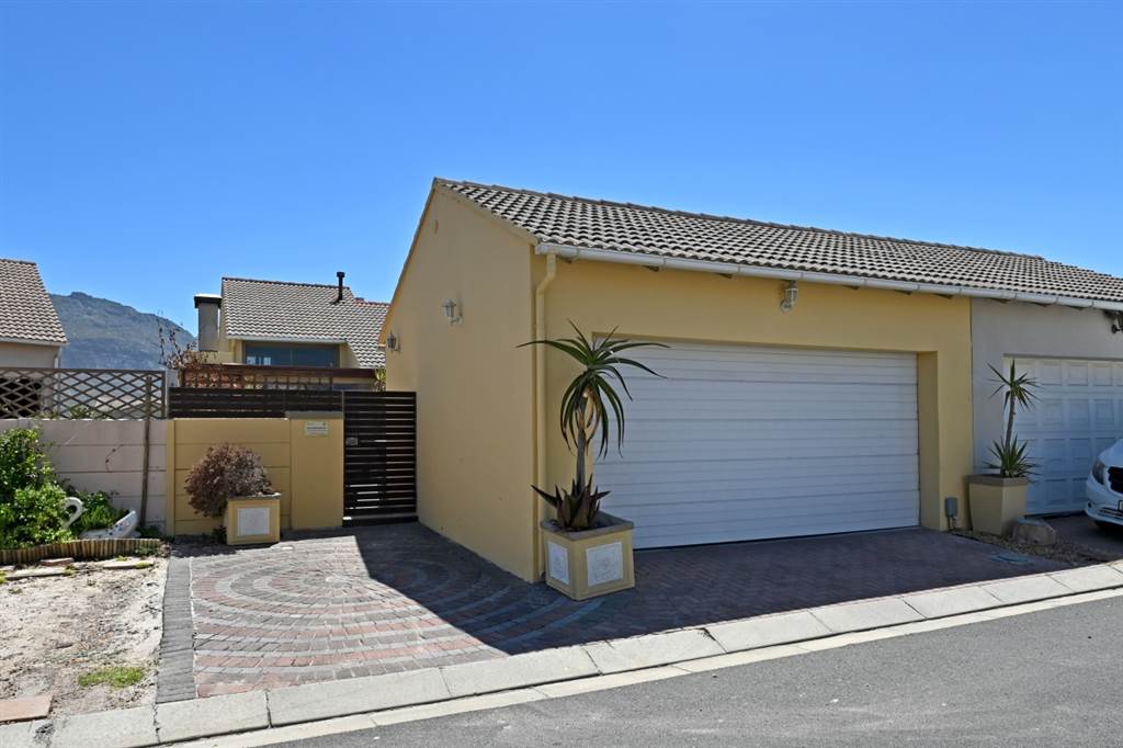 3 Bed House in Muizenberg photo number 2