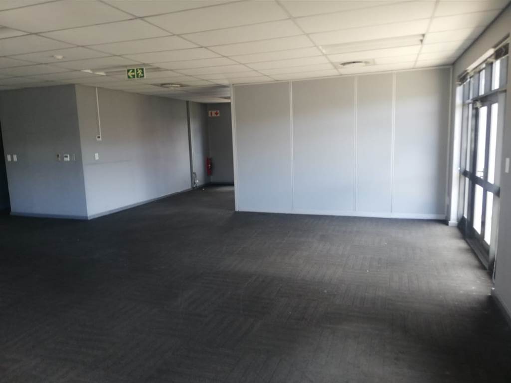 978  m² Office Space in Century City photo number 21