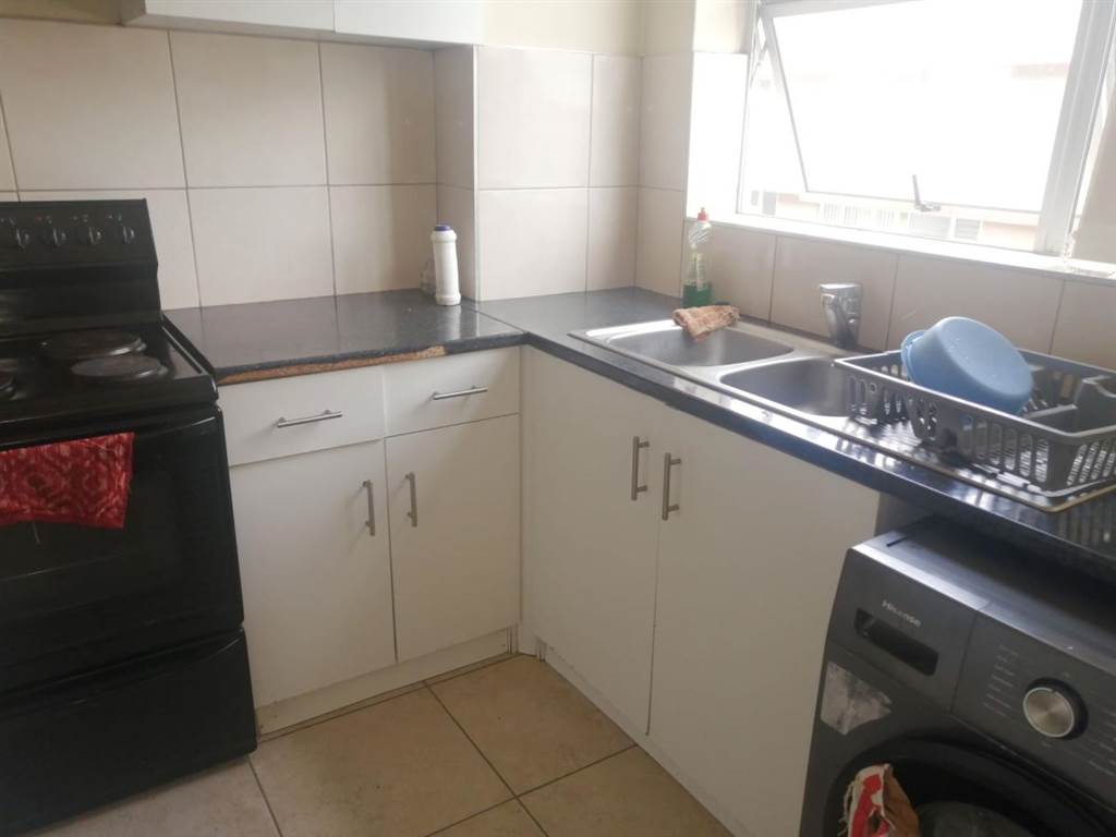 2 Bed Apartment in Milnerton Central photo number 11