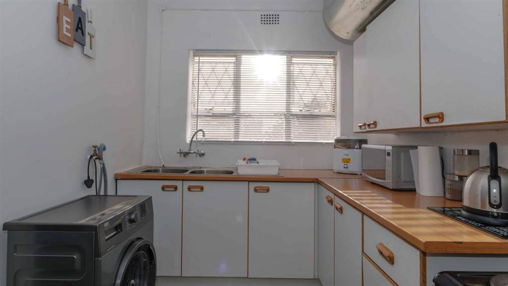 2 Bed Apartment in Croydon photo number 14
