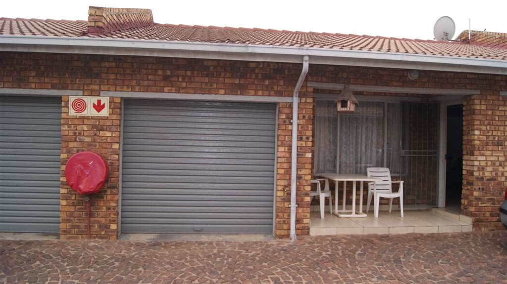2 Bed Townhouse in Brakpan Central photo number 2