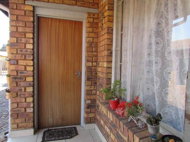 2 Bed Townhouse in Brakpan Central photo number 4