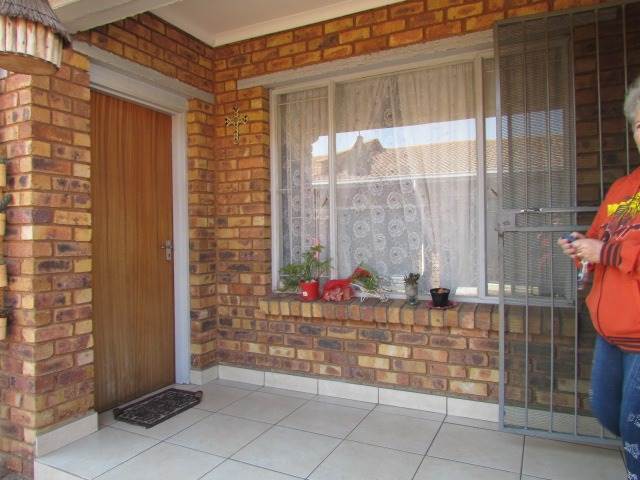 2 Bed Townhouse in Brakpan Central photo number 3