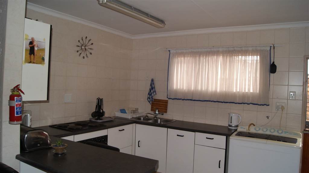 2 Bed Townhouse in Brakpan Central photo number 6