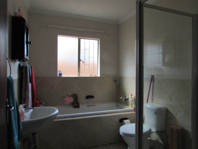 2 Bed Townhouse in Brakpan Central photo number 17