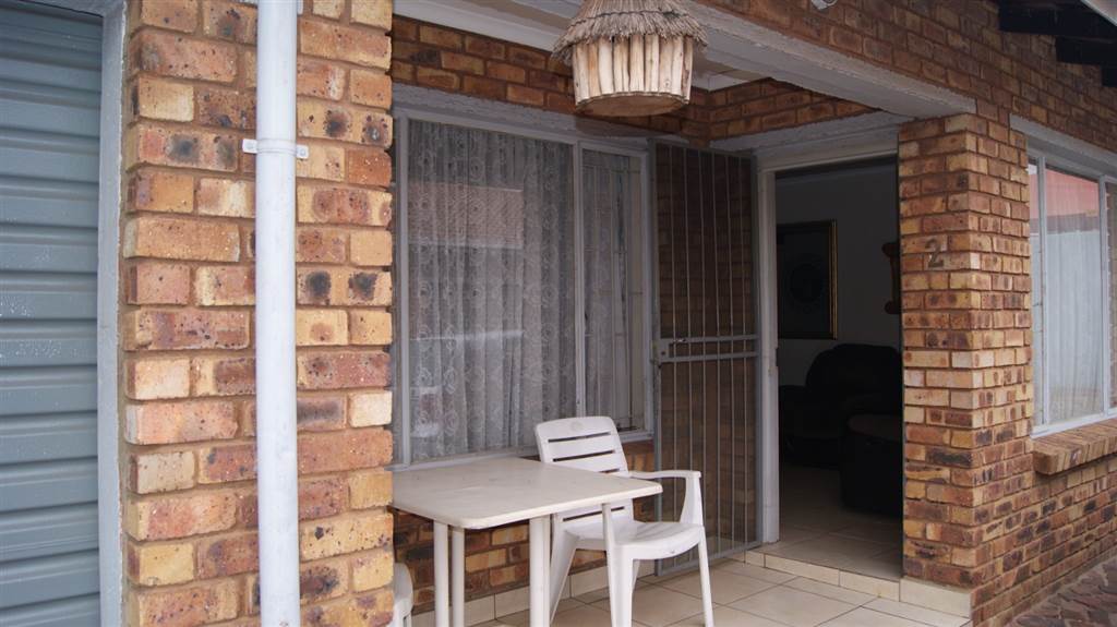 2 Bed Townhouse in Brakpan Central photo number 5