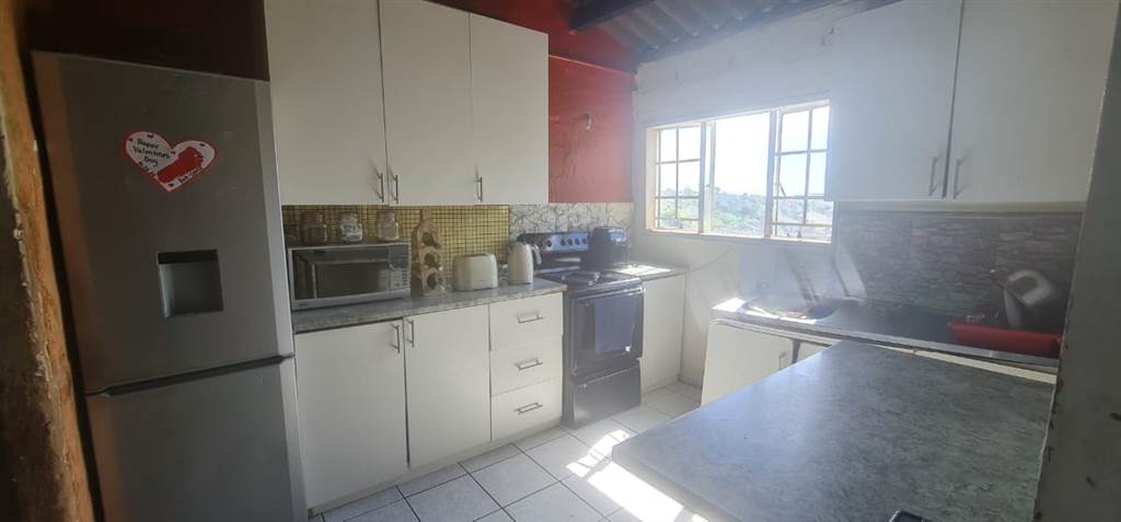 2 Bed House in Newlands East photo number 3