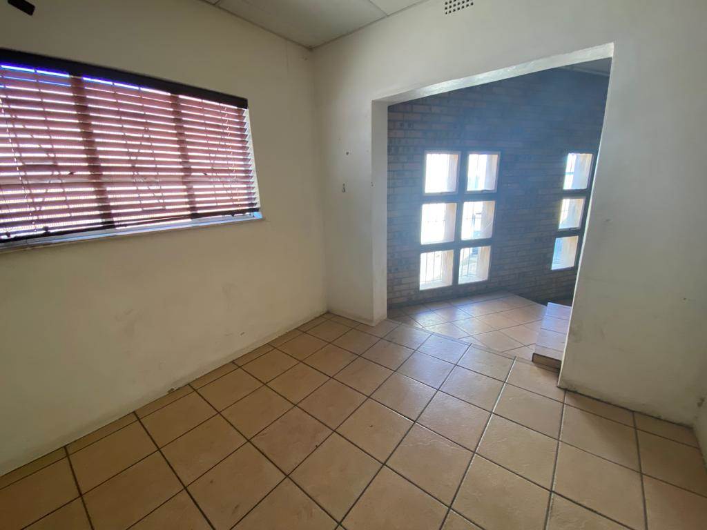 490  m² Commercial space in Klipfontein photo number 10