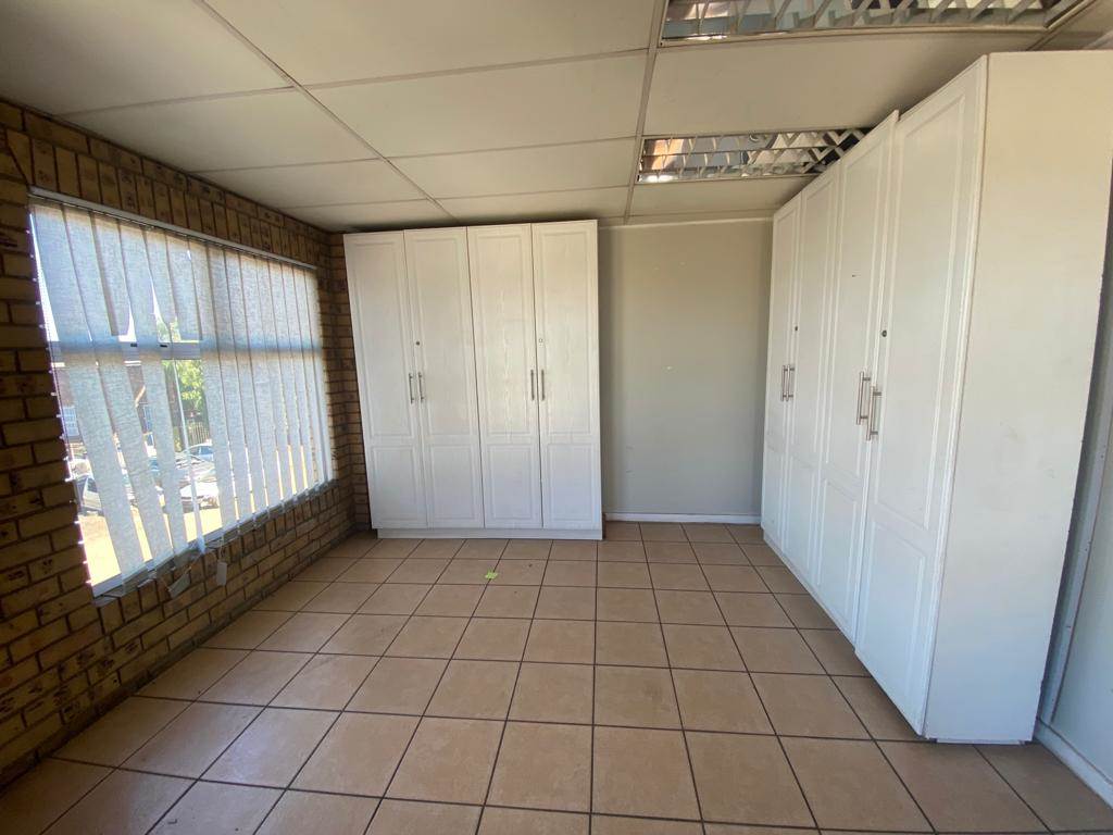 490  m² Commercial space in Klipfontein photo number 9