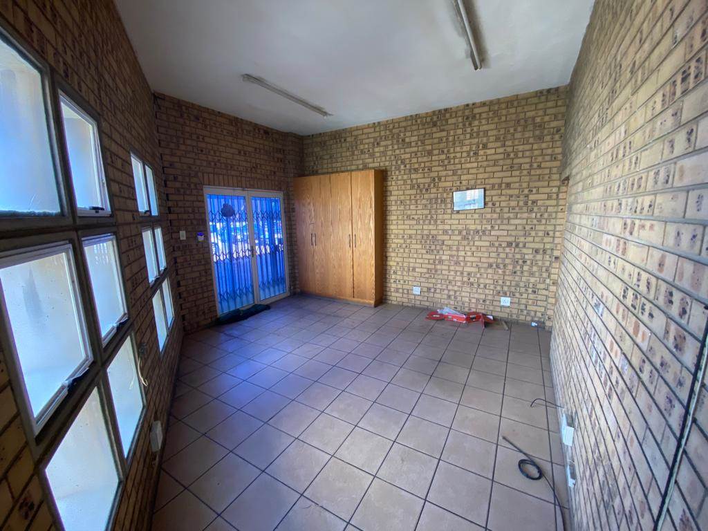 490  m² Commercial space in Klipfontein photo number 8