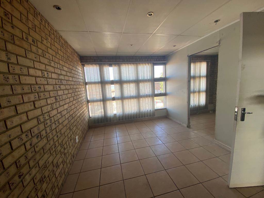 490  m² Commercial space in Klipfontein photo number 4