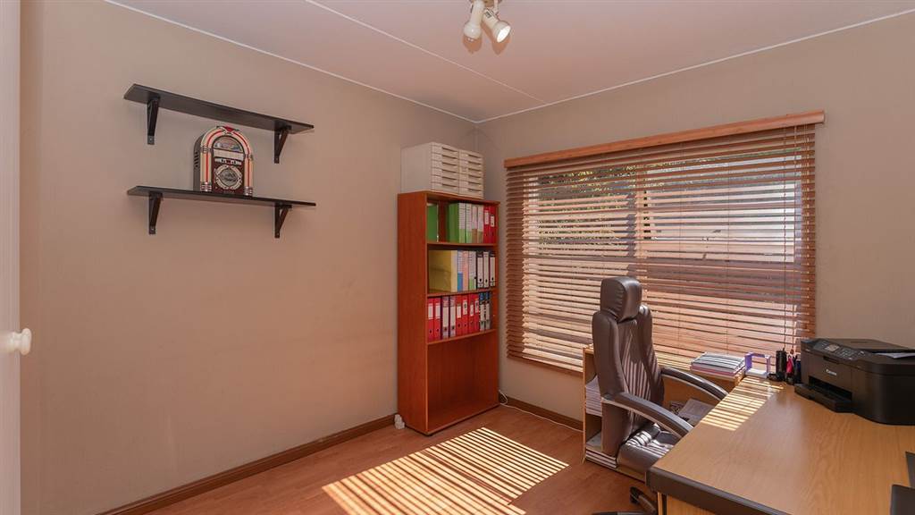 2 Bed Apartment in Marais Steyn Park photo number 12