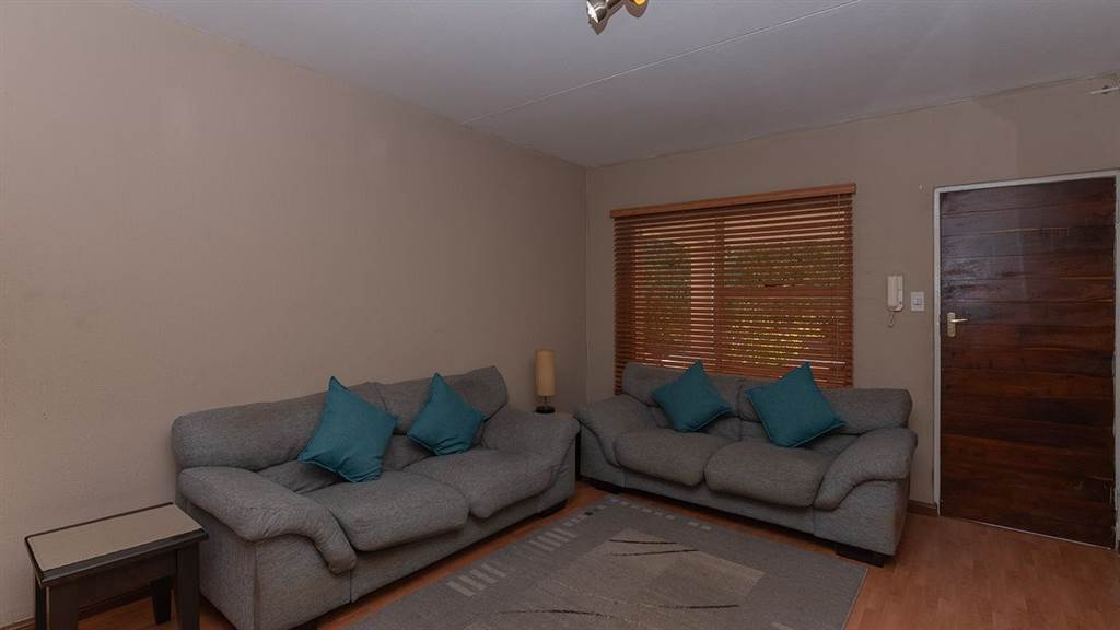 2 Bed Apartment in Marais Steyn Park photo number 4