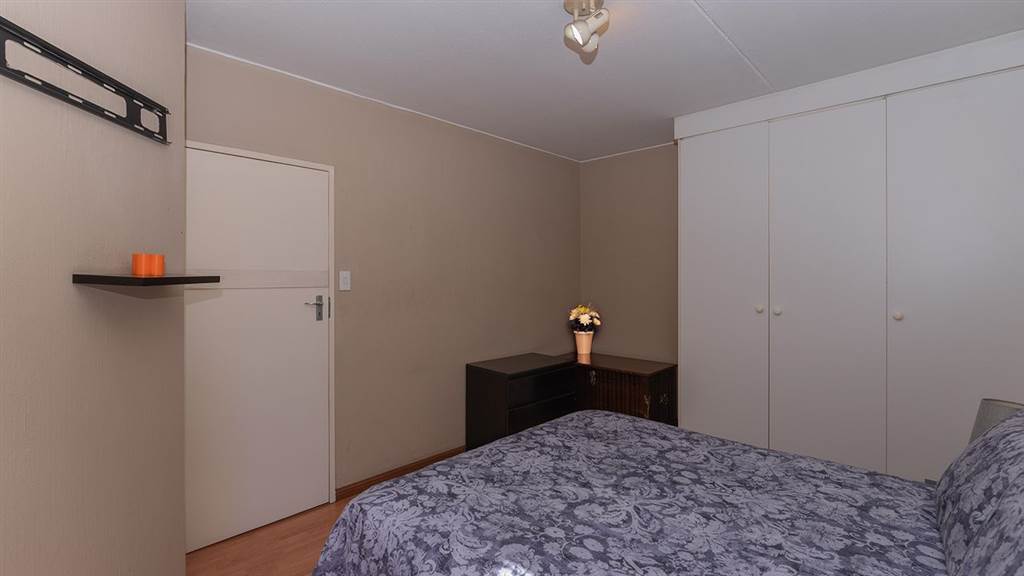 2 Bed Apartment in Marais Steyn Park photo number 9