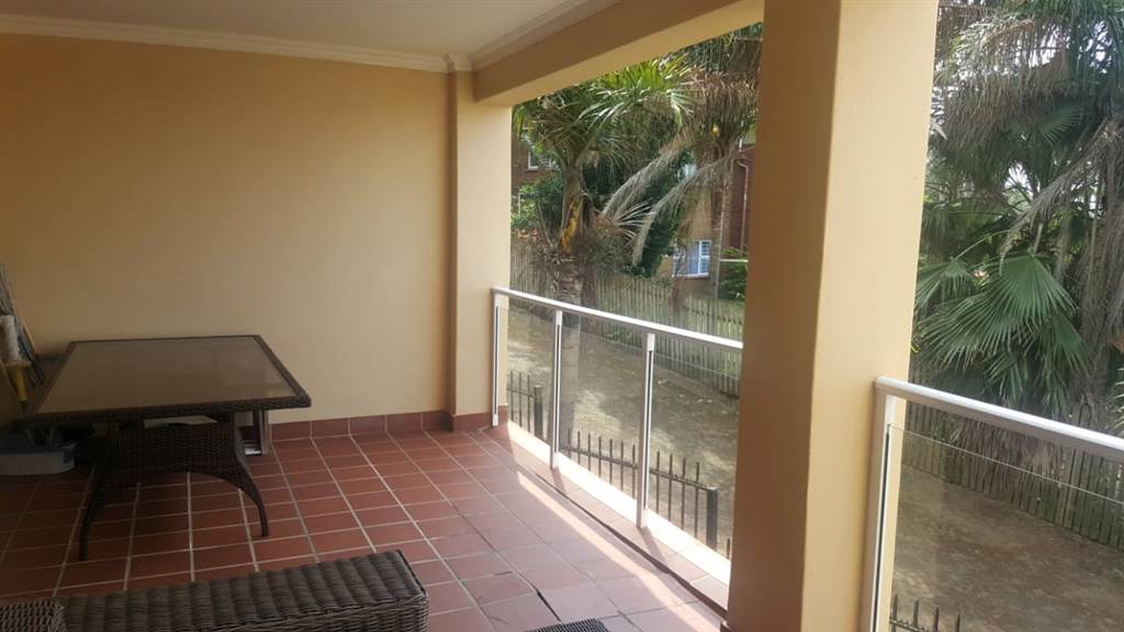 3 Bed Apartment in Illovo Beach photo number 14