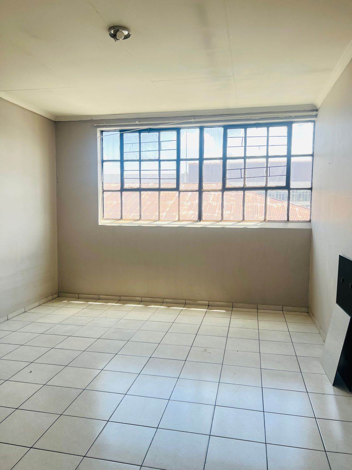 Bachelor apartment in Germiston Central photo number 10
