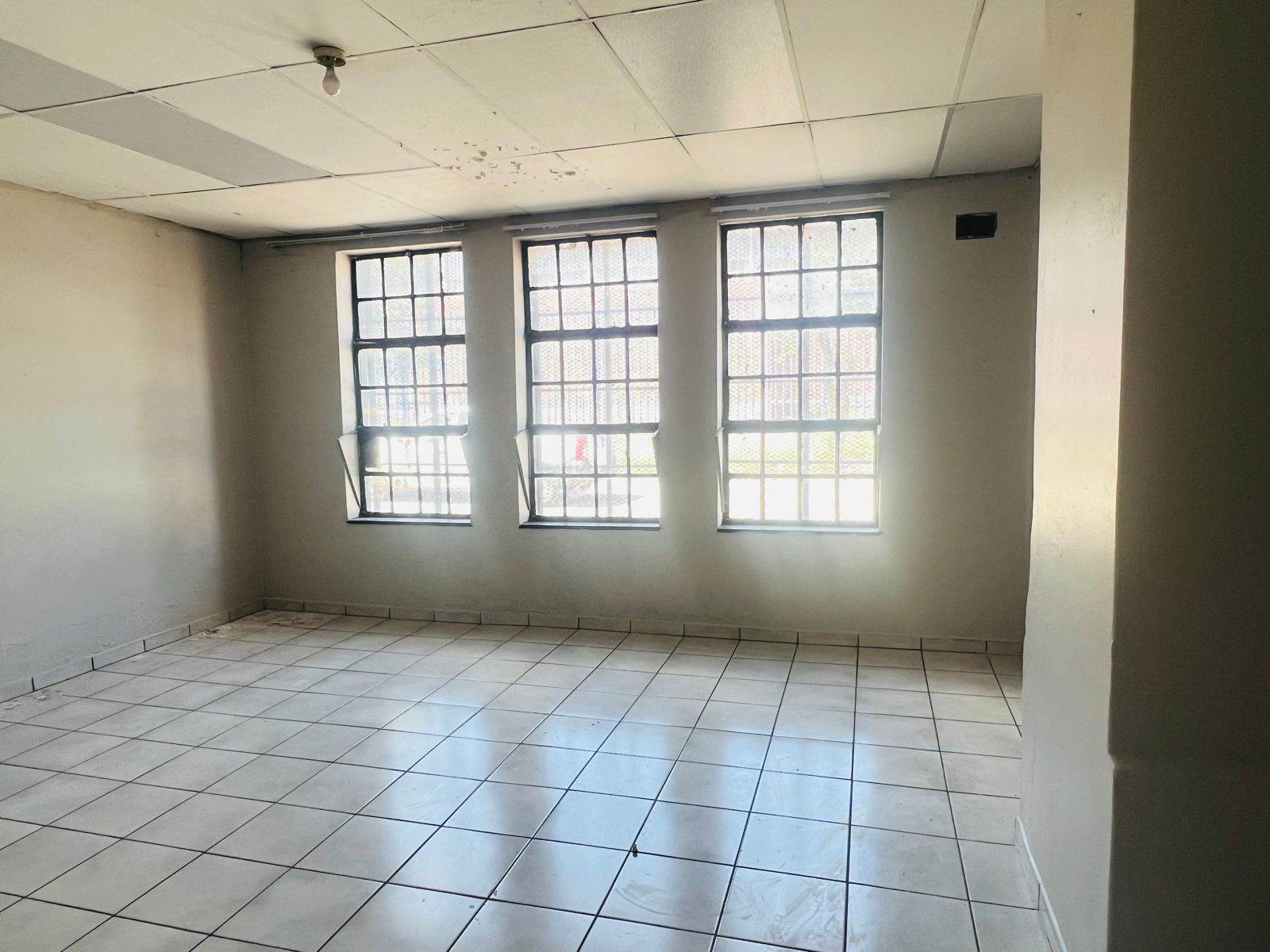 Bachelor apartment in Germiston Central photo number 15