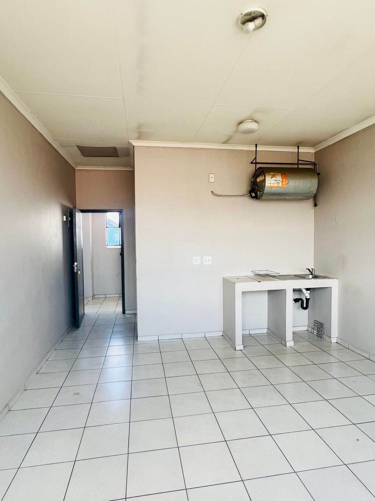 Bachelor apartment in Germiston Central photo number 9