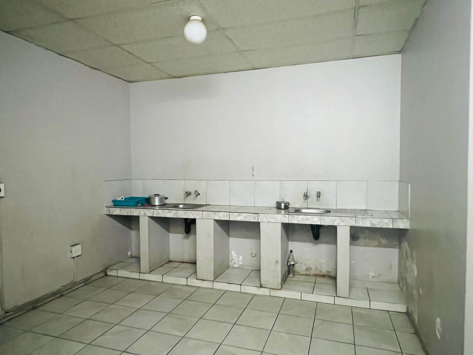 Bachelor apartment in Germiston Central photo number 18