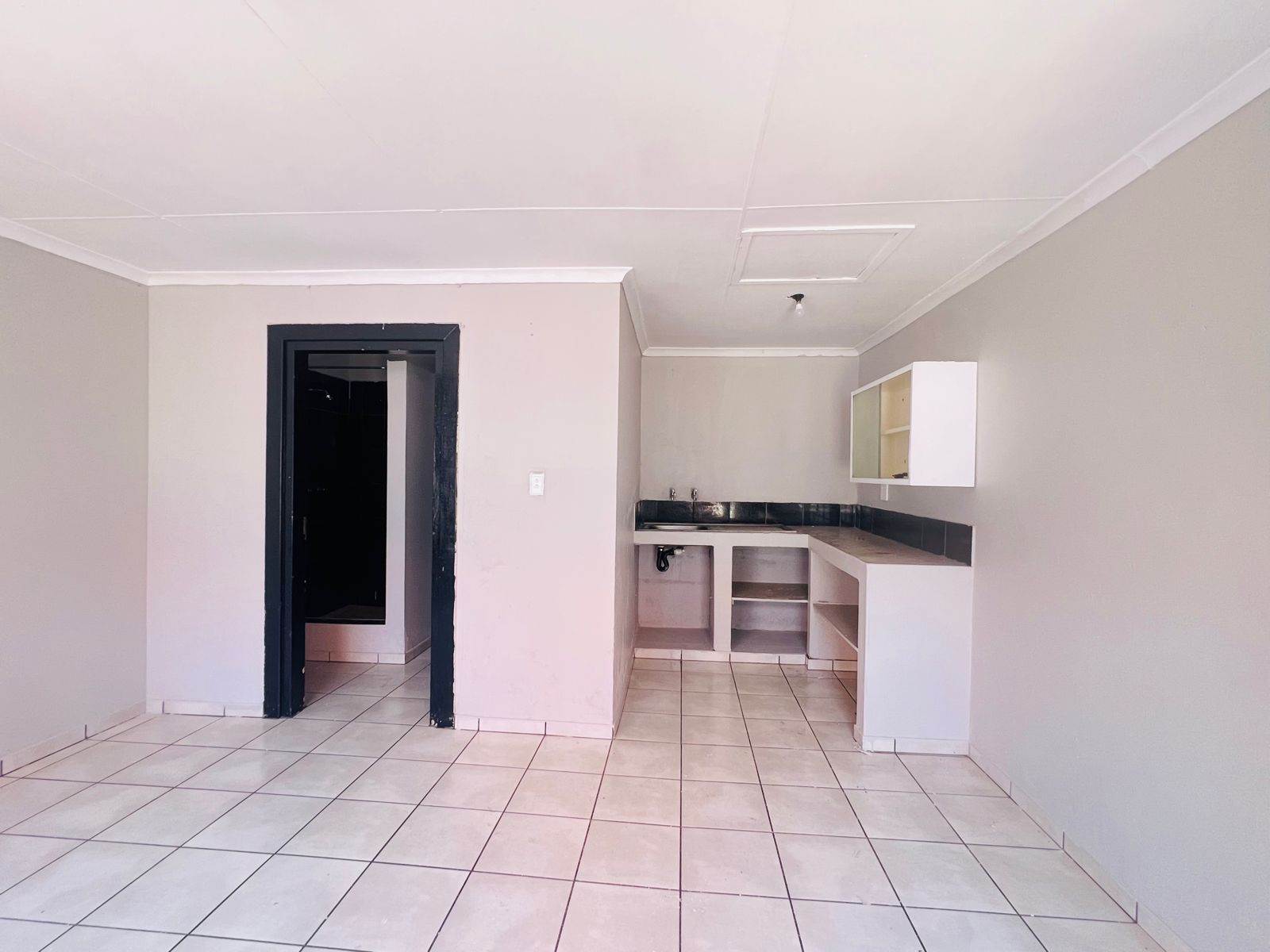 Bachelor apartment in Germiston Central photo number 6