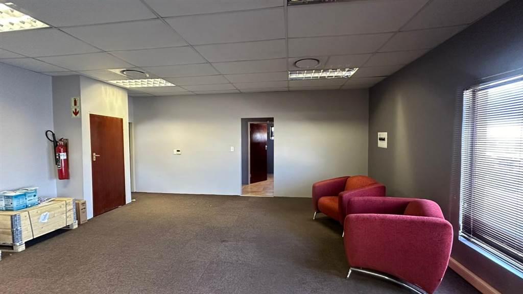 110  m² Commercial space in Route 21 Business Park photo number 4