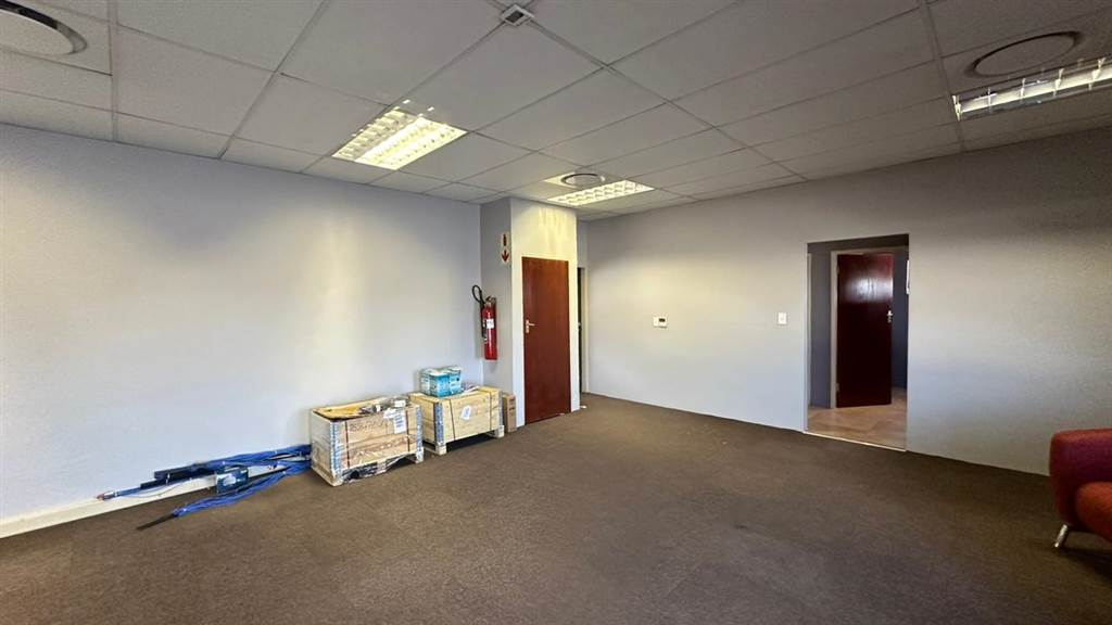 110  m² Commercial space in Route 21 Business Park photo number 5
