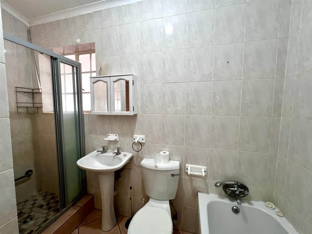 2 Bed Apartment in Rooiberg photo number 16