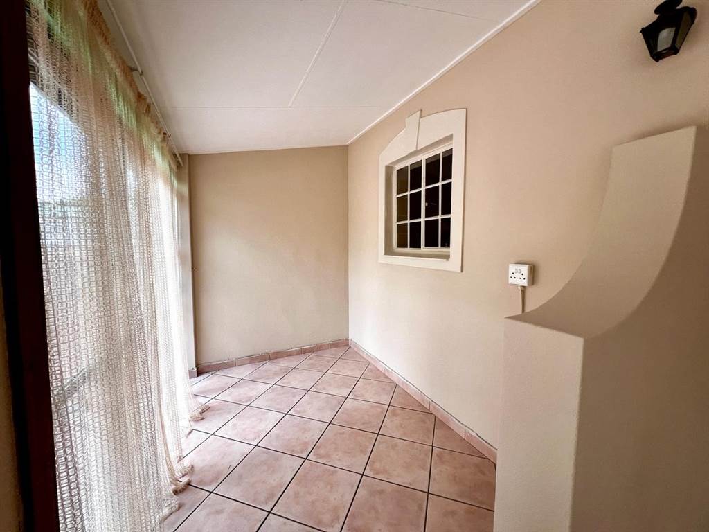 2 Bed Apartment in Rooiberg photo number 4
