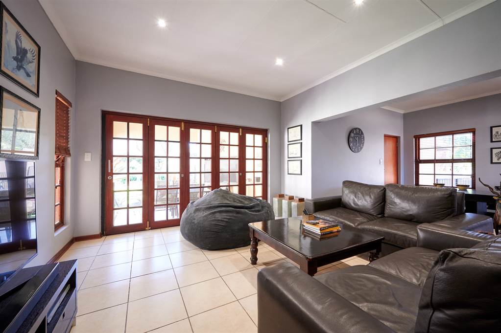 4 Bed House in Kyalami photo number 16