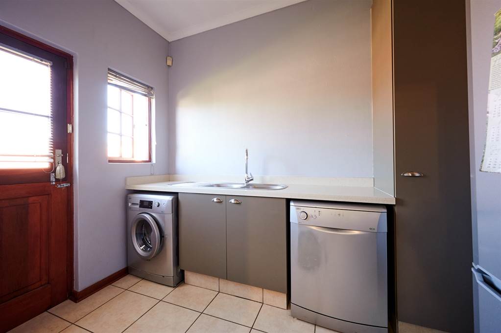 4 Bed House in Kyalami photo number 8