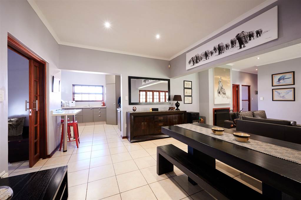 4 Bed House in Kyalami photo number 4