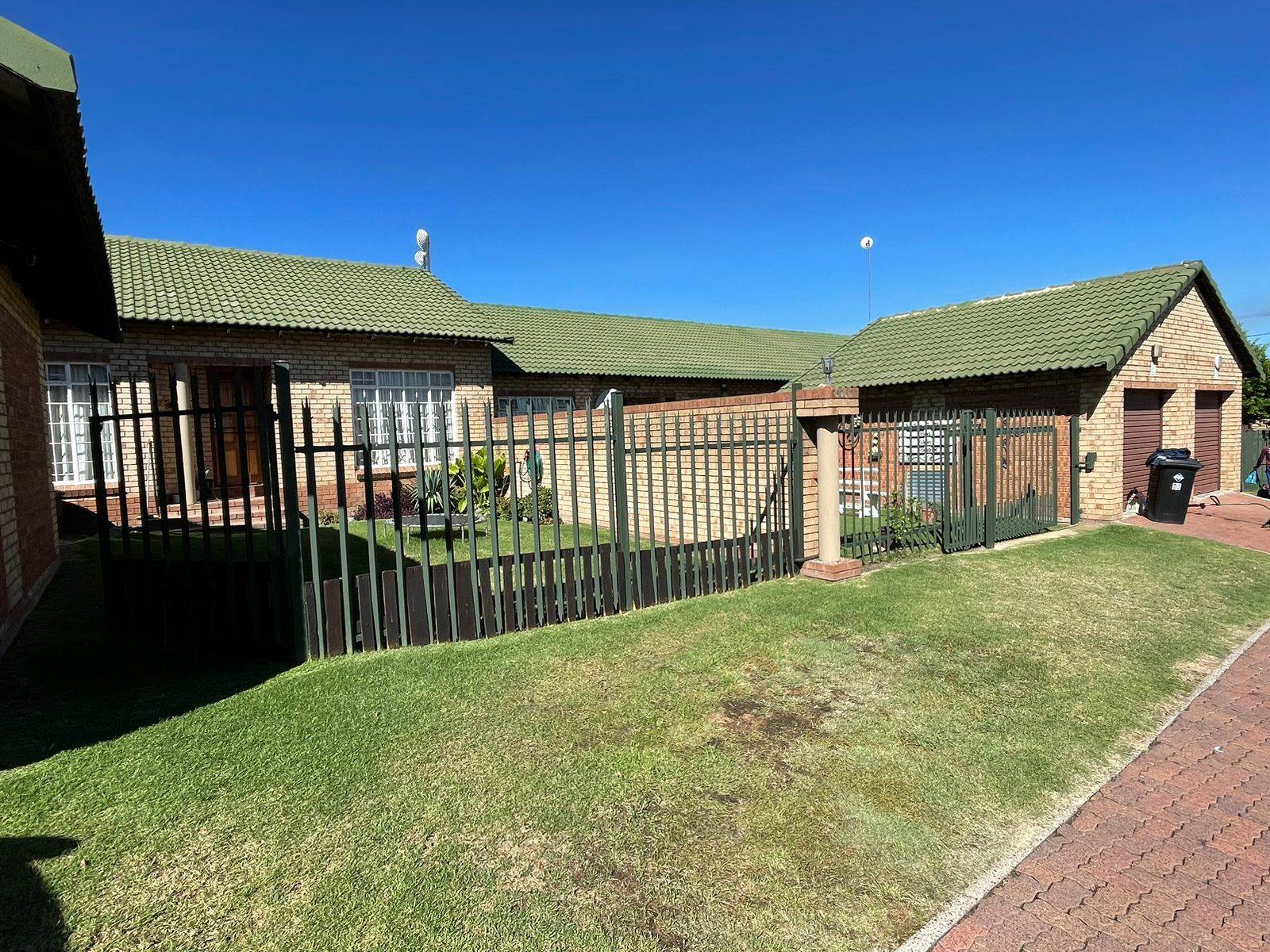 14 Bed House in Secunda photo number 6